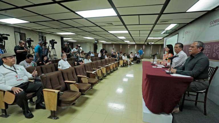 Autoridades del Gobierno de Sinaloa en conferencia de prensa.