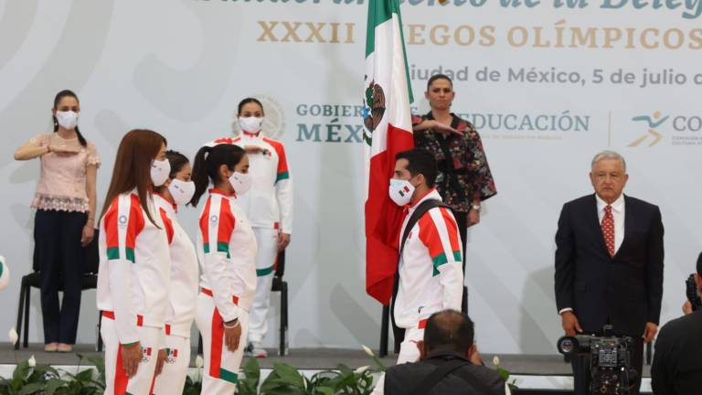 El clavadista Rommel Pacheco recibió la bandera de México de manos del Presidente de la República Mexicana, Andrés Manuel López Obrador.