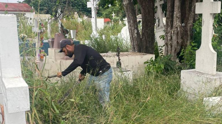 Tres cuadrillas limpian actualmente los panteones en el municipio.