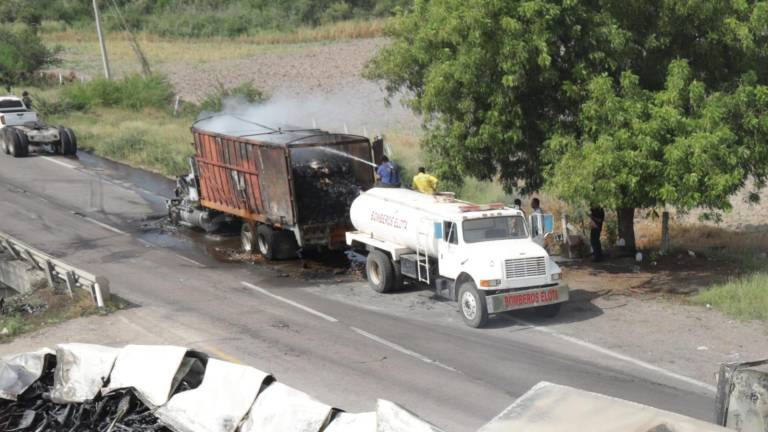 Un camión de golosinas fue despojado este sábado a su conductor e incendiado en la autopista Mazatlán-Culiacán.