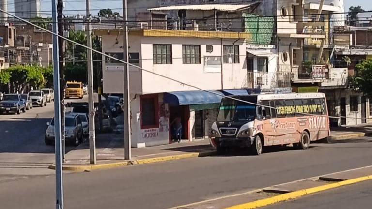 Comerciantes de la avenida Juan Carrasco expresan su malestar por el aparente trato preferencial que reciben los camiones urbanos, mientras sus clientes son sancionados por estacionarse brevemente.