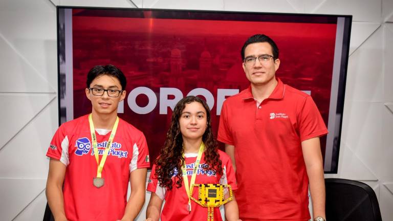 Los jóvenes Juan Carlos y Sofía Dalí ganan segundo lugar en olimpiadas robóticas celebradas en China.