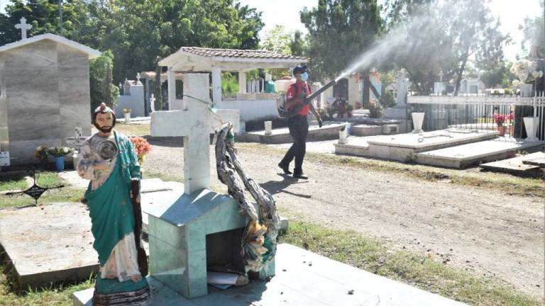 El personal de Protección Civil implementa la fumigación de los cementarios previo al Día de los Fieles Difuntos.