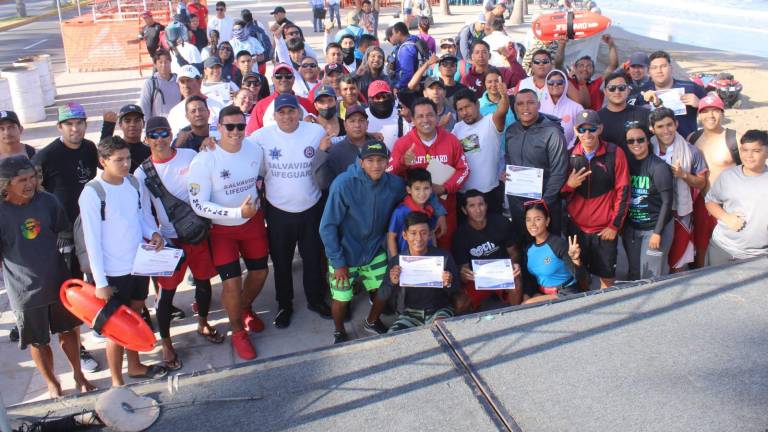 Un total de 106 personas reciben reconocimiento por haber tomado el curso de salvavidas.