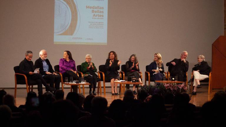 En el Palacio de Bellas Artes se realiza la entrega de las medallas de oro.