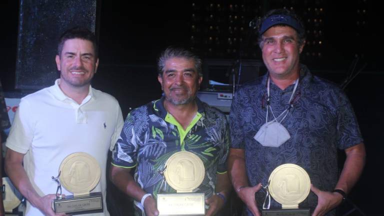 Disfrutan mazatlecos y turistas de la fiesta golfista