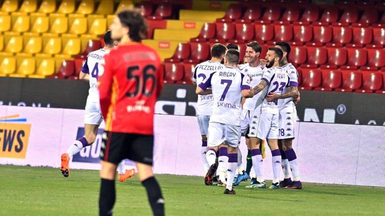 Dusan Vlahovic sostiene a la Fiorentina ante el Benevento