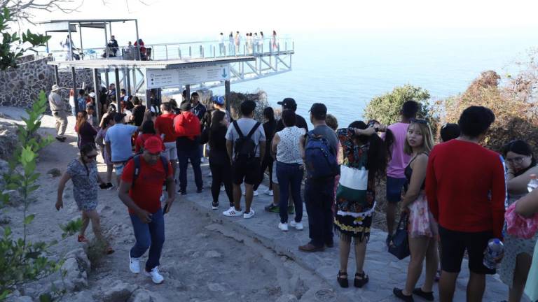 El mirador de cristal del faro de Mazatlán llama la atención de los visitantes, que buscan admirar la vista hacia la bahía