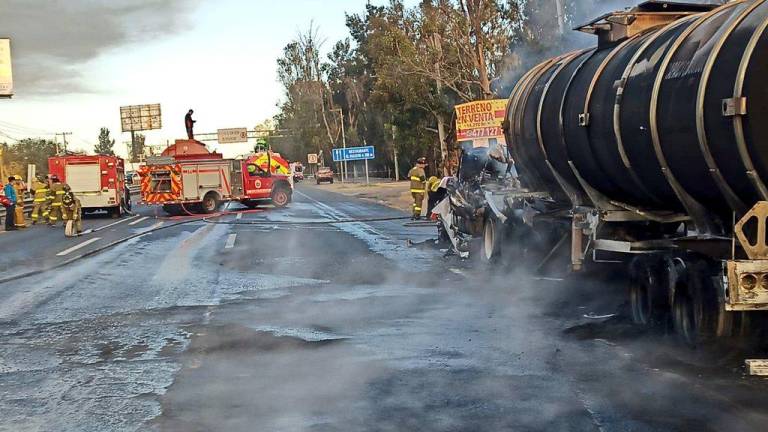 Una presunta toma clandestina habría sido el origen del incendio que afectó a una pipa y un tráiler en Guanajuato.