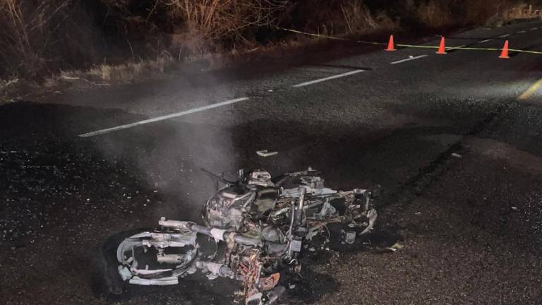 De acuerdo a datos preliminares, la camioneta y la motocicleta habrían chocado de frente, lo que causó la muerte de los jóvenes.