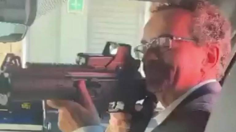 El ex Embajador de Reino Unido en México, Jon Benjamin, fue captado mientras apuntaba con un arma a una empleada diplomática.