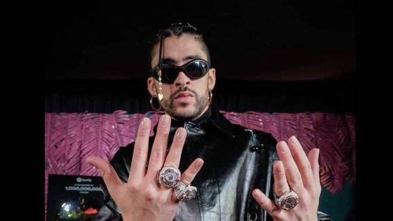 Bad Bunny recibe tres anillos por parte de Spotify.