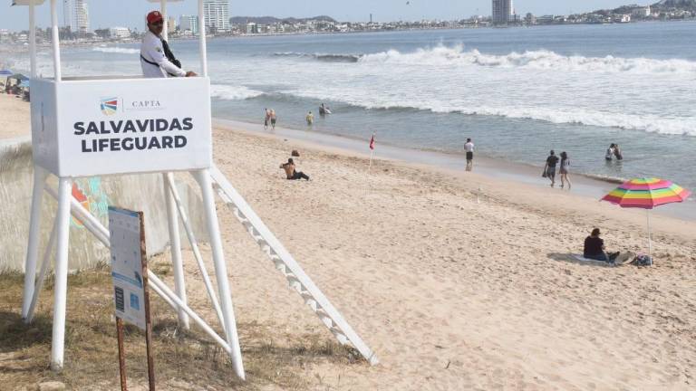 Operativo de vigilancia en las playas de Mazatlán.