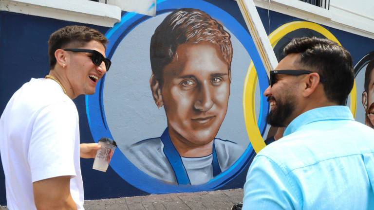 Marco Verde visita su mural en compañía de Julio Cascajares.