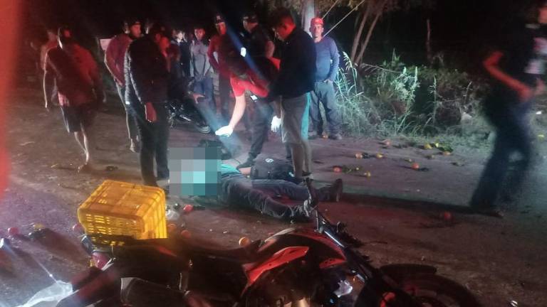 Un motociclista perdió la vida cuando conducía sobre la Carretera Estatal a El Walamo.