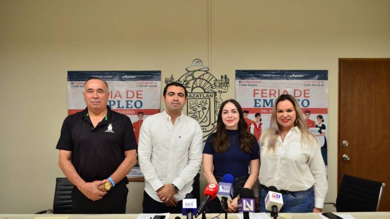 Abril Vega Araiza, directora del Servicio Nacional del Empleo en Sinaloa, y directivos en rueda de prensa.