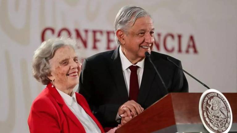 El 19 de abril de 2023, el Senado entregará a Elena Poniatowska la Medalla Belisario Domínguez.