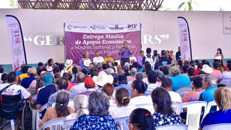 Entrega de apoyos a personas adultas mayores y madres solteras de parte del Gobierno de Mazatlán.