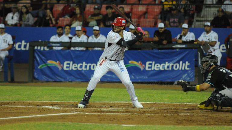 Agustín Ruiz impulsa con elevado la carrera del triunfo de Mayos.