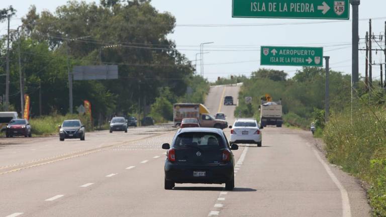 En el entronque al aeropuerto no se pudo constatar que no había muchos elementos de Guardia Nacional o Ejército Mexicano haciendo un patrullaje.