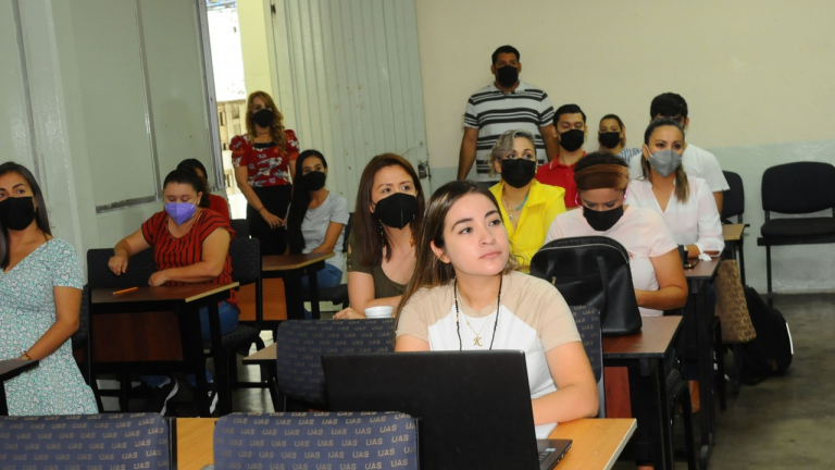 Reciben docentes de la Preparatoria Central curso para prevenir y atender situaciones de riesgo en los jóvenes