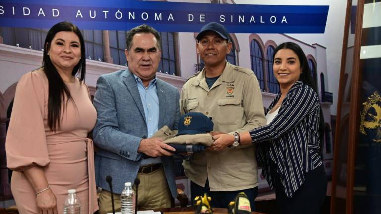 El rector entregó uniformes a personal de administración e intendencia de la UAS.