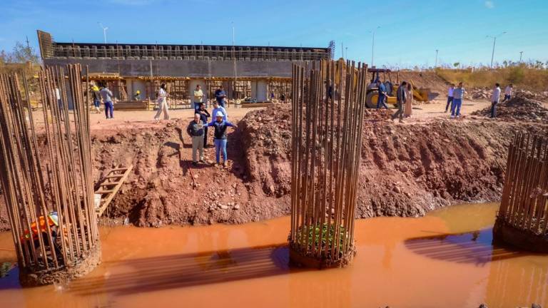 El Gobernador de Sinaloa Rubén Rocha Moya supervisa obras que se están realizando en Culiacán.