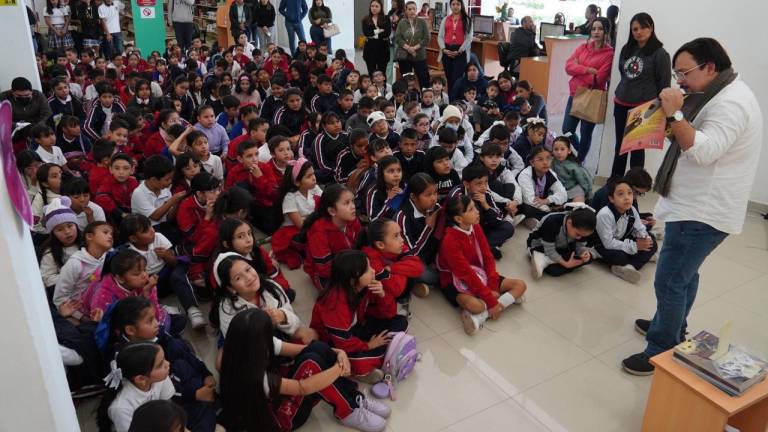 Una nutrida asistencia de niños tuvo la Feria del Libro de los Mochis.