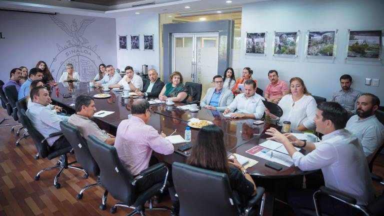 El Secretario de Economía, Javier Gaxiola Coppel, explica a cámaras el programa de apoyos a PyMES en Sinaloa.