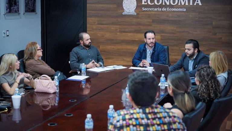 El Secretario de Economía en Sinaloa, Ricardo Velarde Cárdenas, en reunión con dirigentes empresariales.