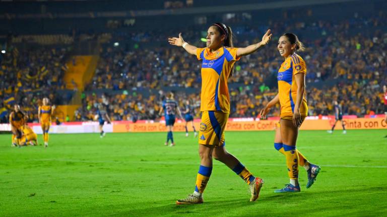 Jacqueline Ovalle celebra su gol.