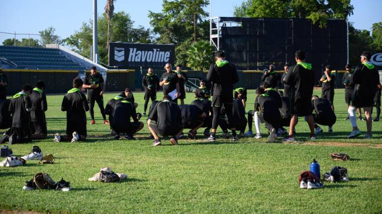 Cañeros de Los Mochis entrena todo vapor en su campamento.