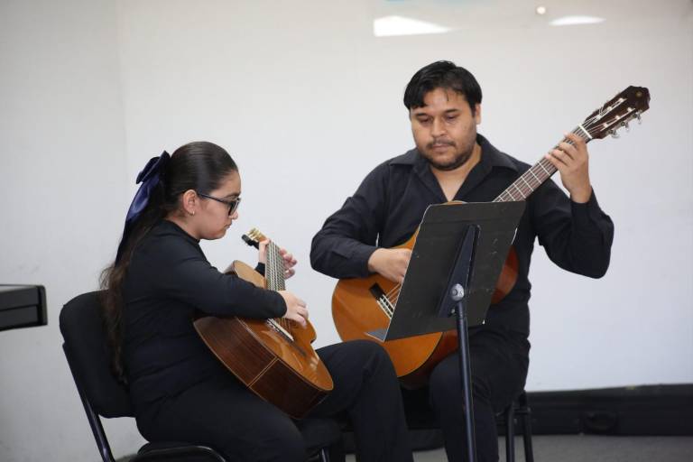 Alumnos de guitarra popular ofrecen un recital navideño en la ESUM