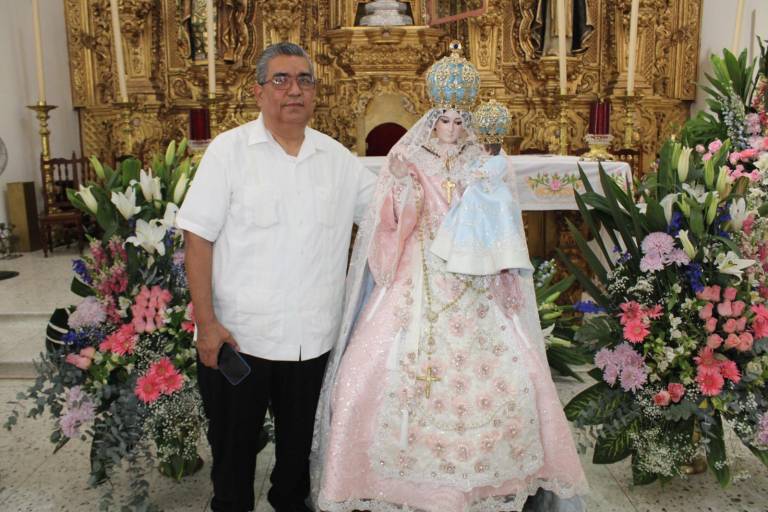 Carlos Renato agradece su consagración sacerdotal con vestido a Nuestra Señora del Rosario