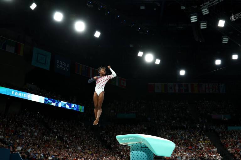 Simone Biles conduce al oro a EE.UU. en gimnasia