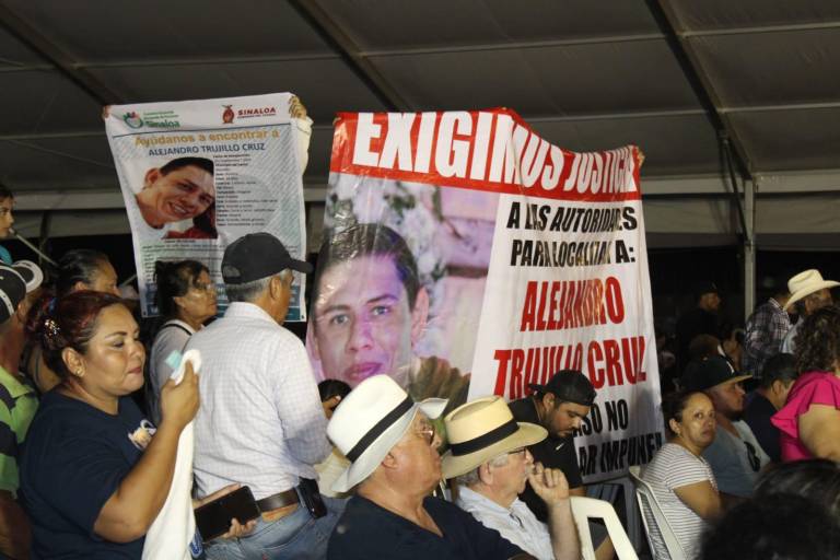 Familia de desaparecido se manifiesta en evento de AMLO para pedirle ayuda y encontrarlo