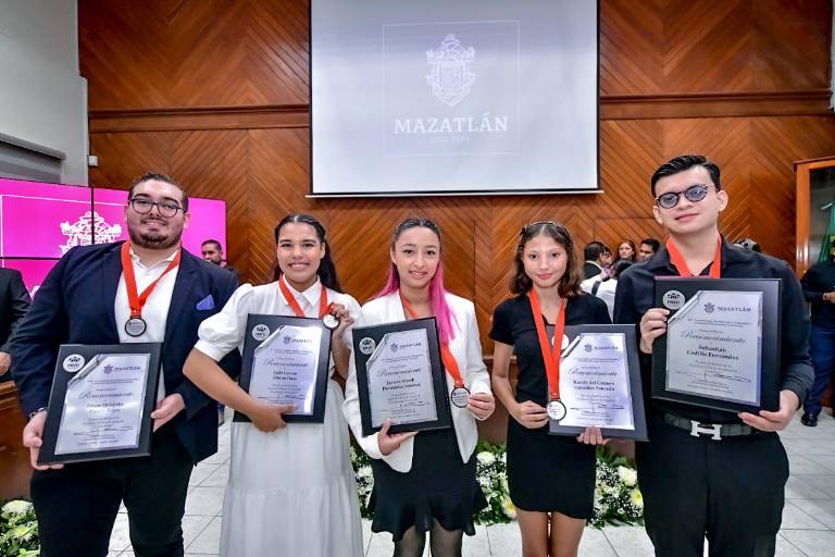 Reconocen a 5 jóvenes con el Premio al Mérito Juvenil Mazatlán 2024