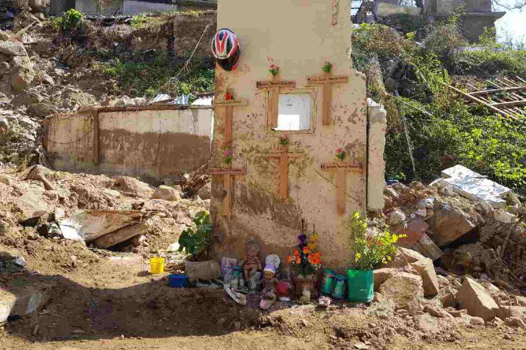 $!En esta pared, vecinos colocaron cruces para recordar a las personas que murieron en esa casa, que fue destruida durante el golpe de Otis.