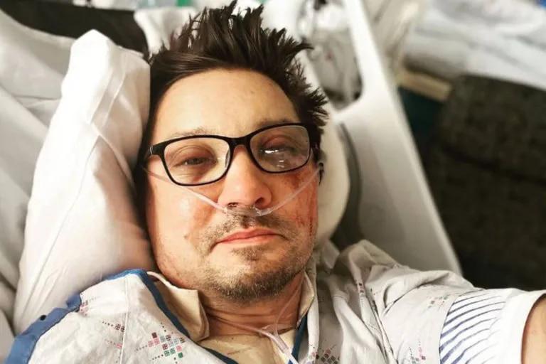 $!Jeremy Renner es dado de alta de hospital y regresa a casa