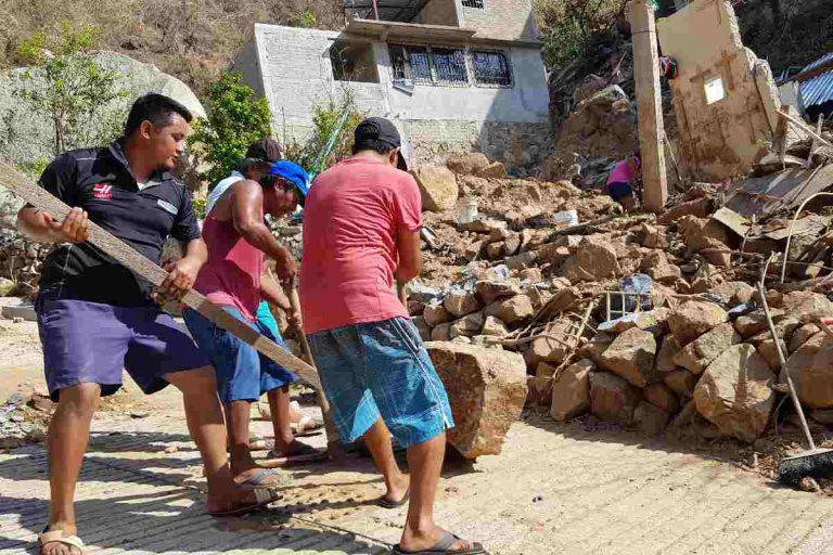 $!Con sus propias herramientas y manos, vecinos de la zona alta de Acapulco remueven los escombros.