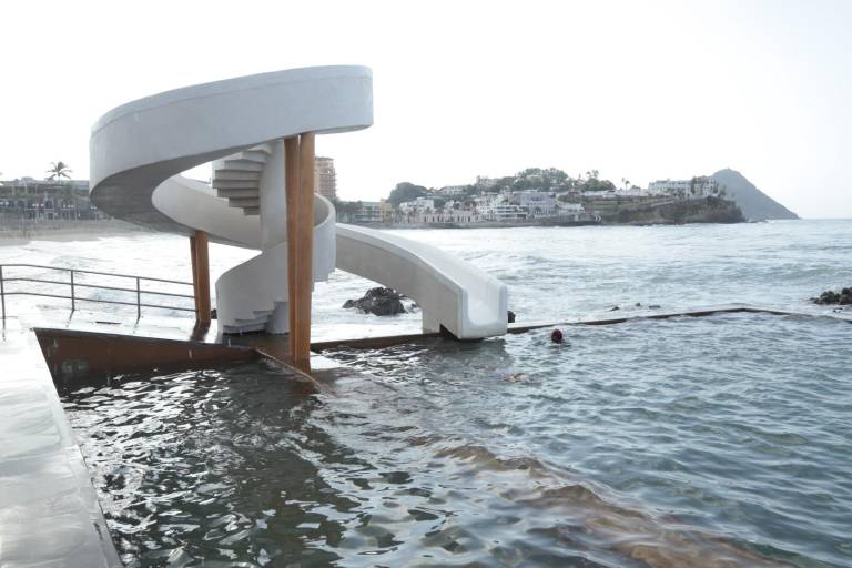 Reabren la Carpa Olivera e inauguran el Monumento a Pablo Neruda en Olas Altas