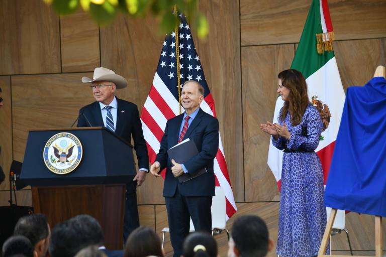 Ken Salazar critica la visión de ‘dividir y hacer muros’