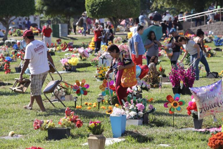 Acuden miles de personas a los panteones de Mazatlán a llevar ofrendas a sus seres queridos