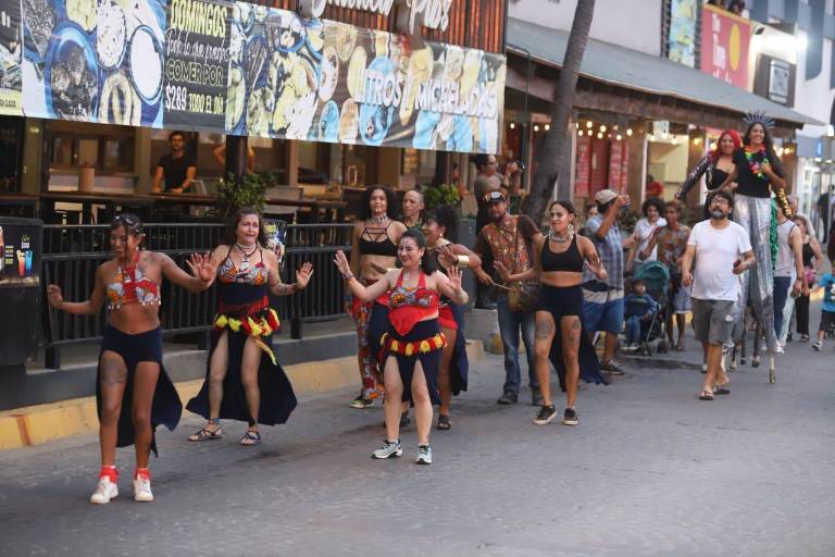 Celebran desfile jolgorio para invitar al Segundo Encuentro Regional de Teatro en Mazatlán