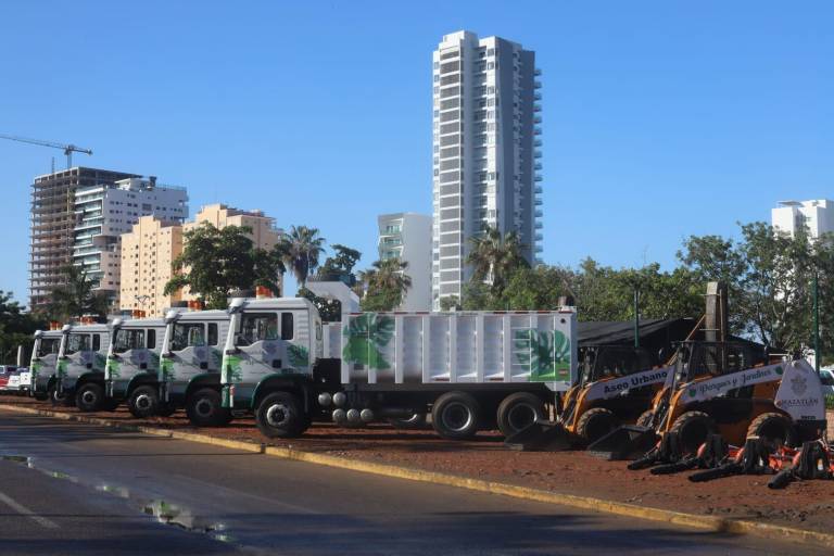 Entregan camiones y equipo a Parques y Jardines de Mazatlán por $14 millones