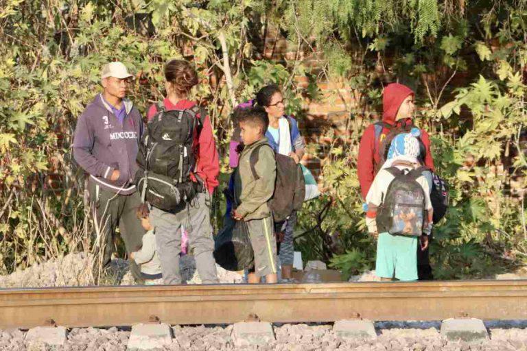 $!Es ‘toda una aventura’ migrar con niños para subir a la Bestia