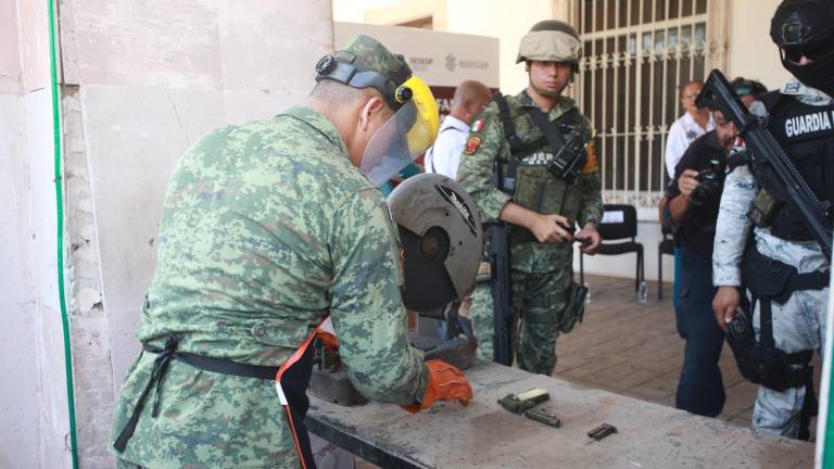 La campaña de Canje de Armas de Fuego en Mazatlán inició este lunes afuera del Palacio Municipal.