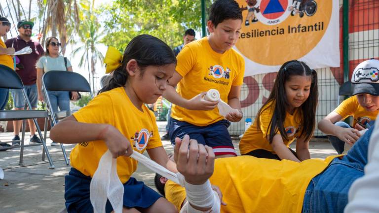 Técnicas de resucitación, prácticas de compresión y ventilación, fueron parte de las enseñanzas en el curso de Protección Civil.