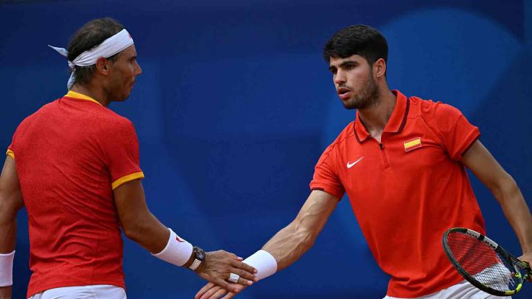 Rafael Nadal y Carlos Alcaraz siguen en su camino en el torneo de dobles varonil de París 2024.