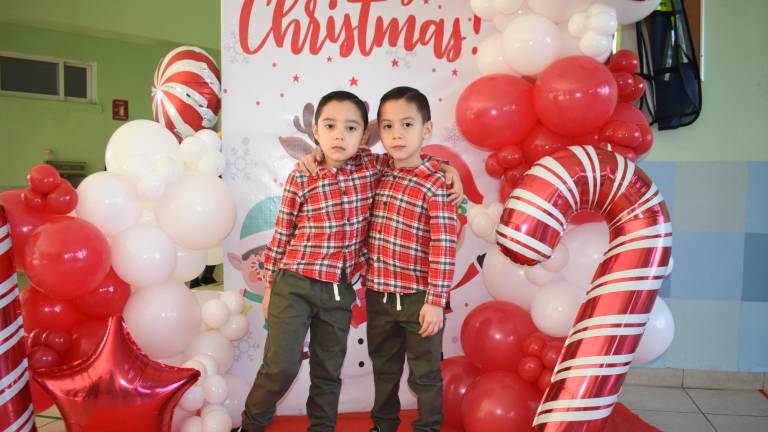 Ríen, cantan y bailan alumnos del Instituto Senda en su posada